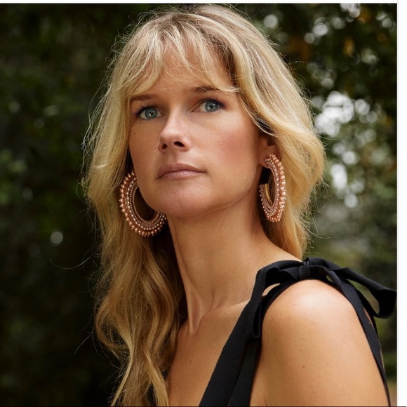 Mignonne Gavigan Jewelry - EUC- Mignonne Gavigan - Pearl Fiona Hoops Gold